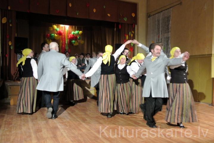 Bukaišu pagasta deju kolektīva "Vārpa" 1. dzimšanas dienas svinības tika izdejotas kopā ar draugu kolektīviem